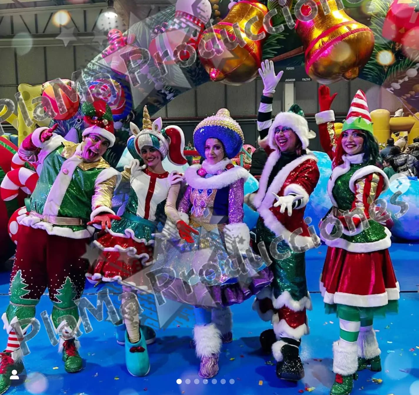 Elenco de Baila la Navidad posando con vestuario navideño